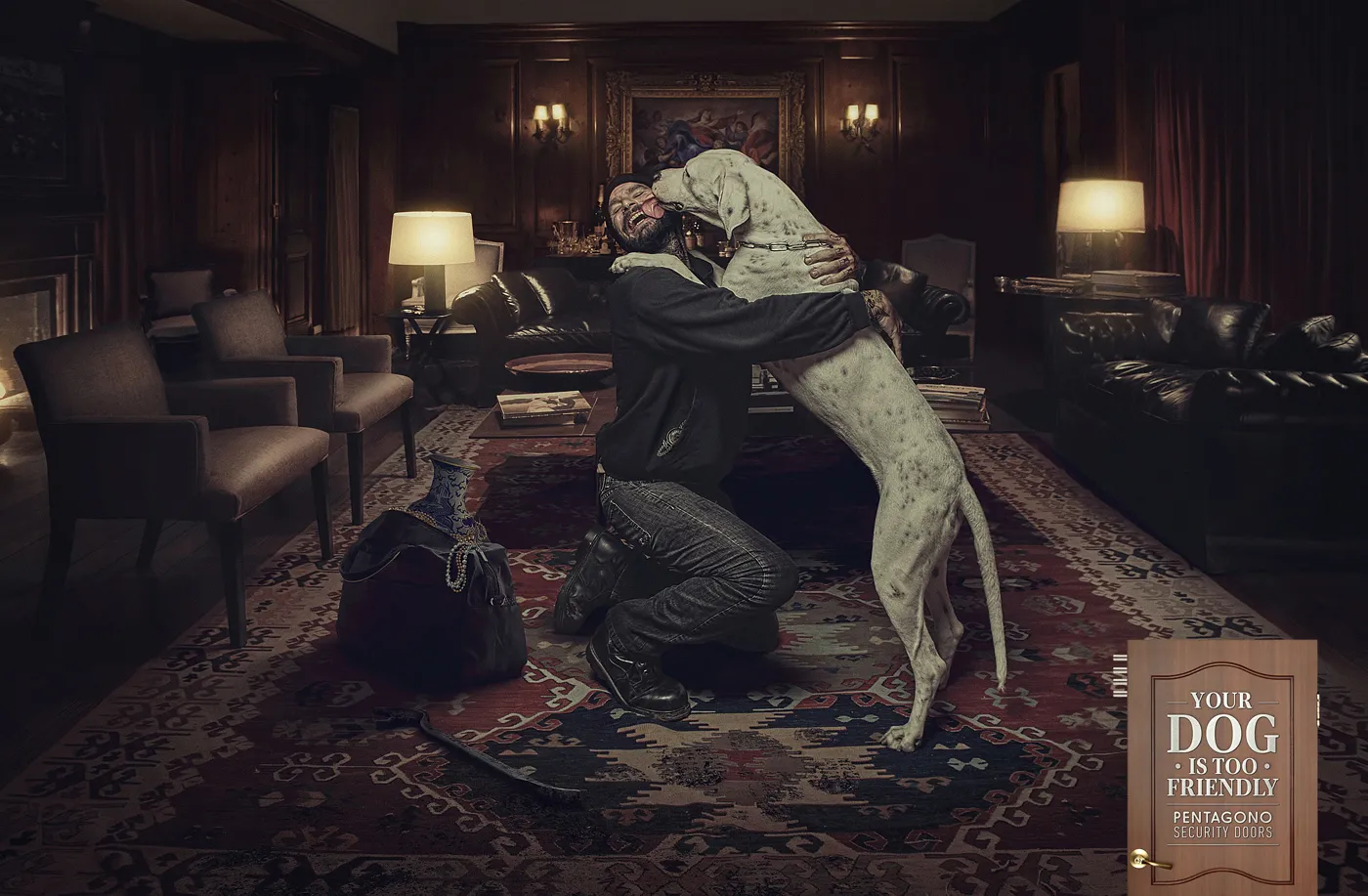 Un ladrón con un bolso lleno de joyas se abraza con un perro enorme, blanco con manchas, en un living de lujo