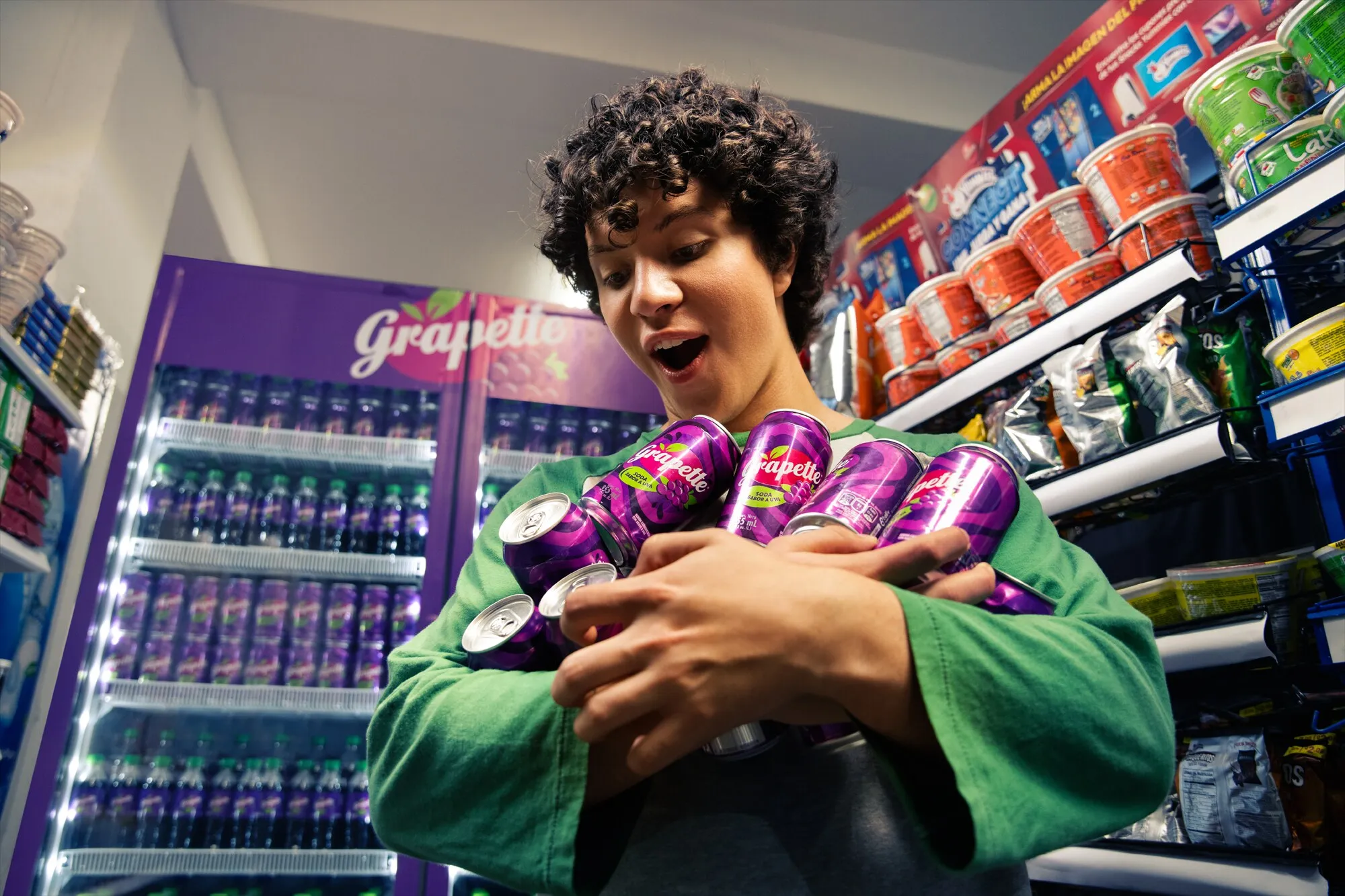 Brazos llenos de latas en el súper